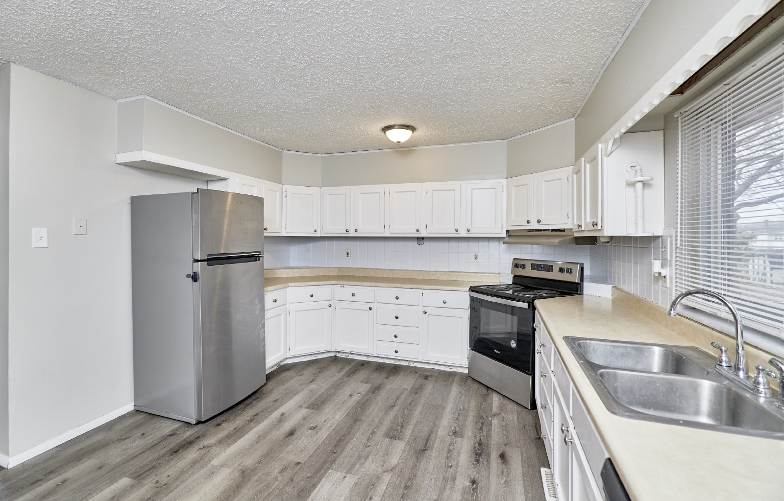 2551 Hedgerow Dr property image