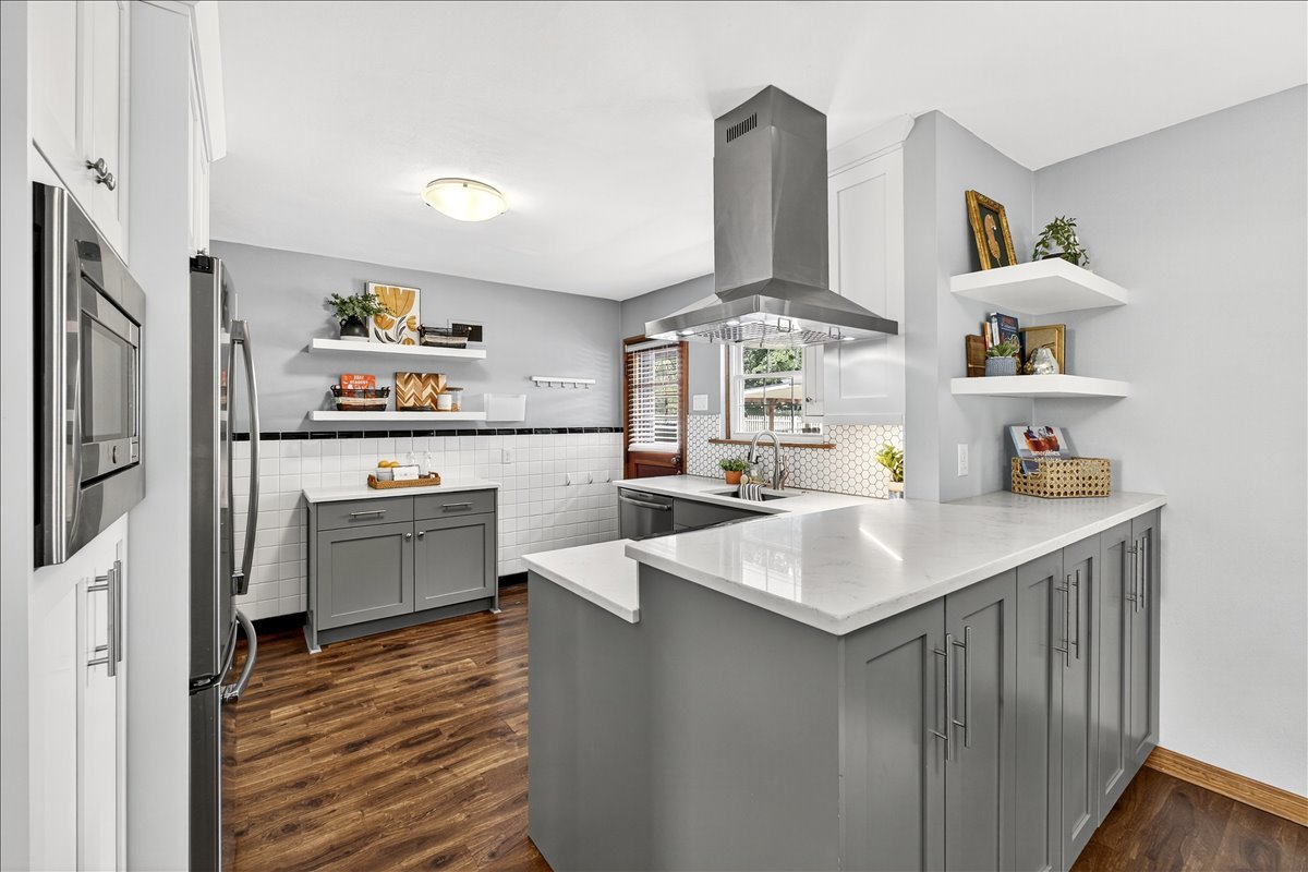 945 Liggett Ave property image