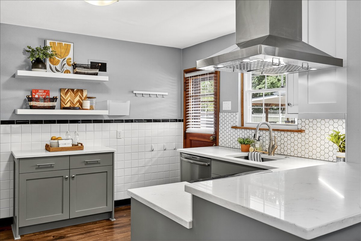 945 Liggett Ave property image
