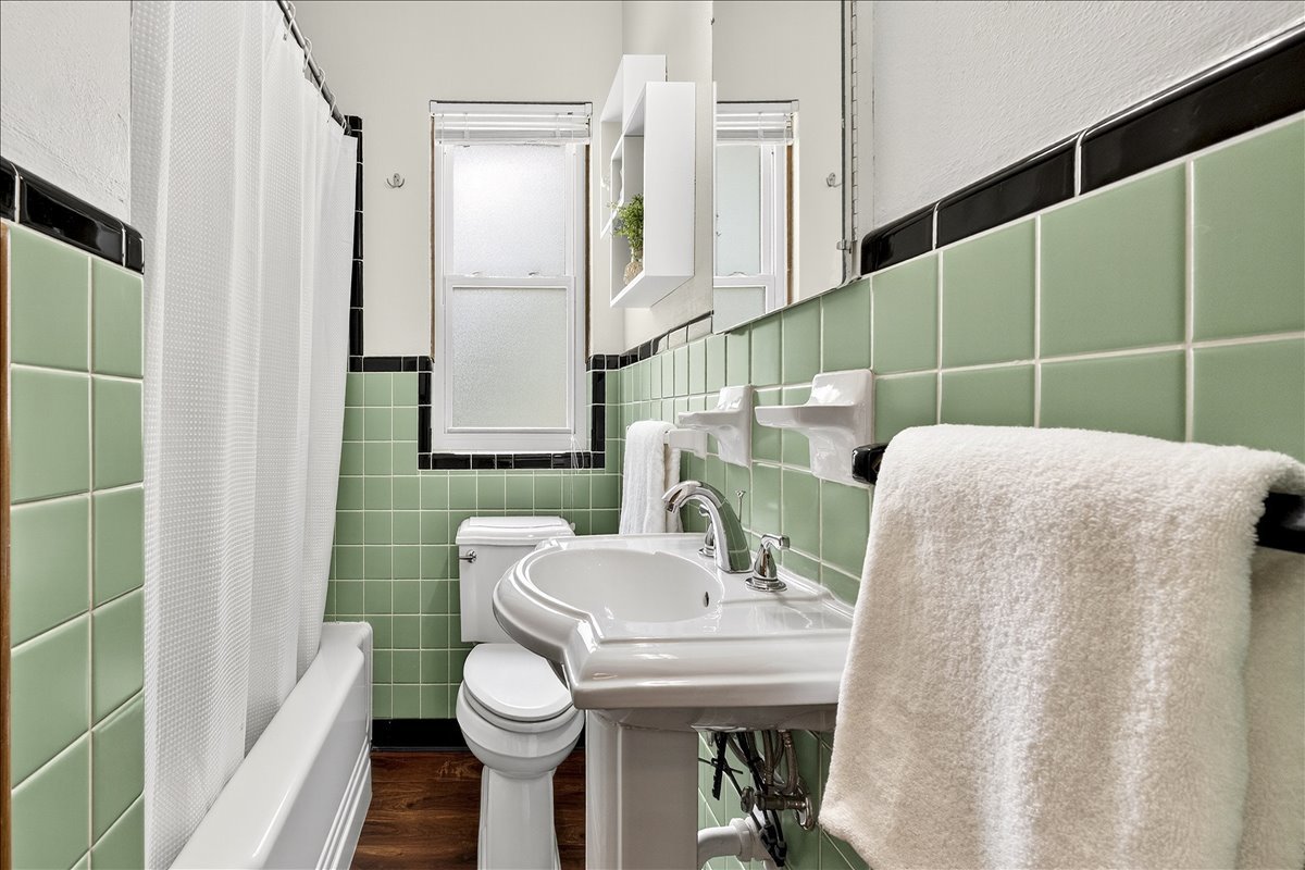 945 Liggett Ave property image