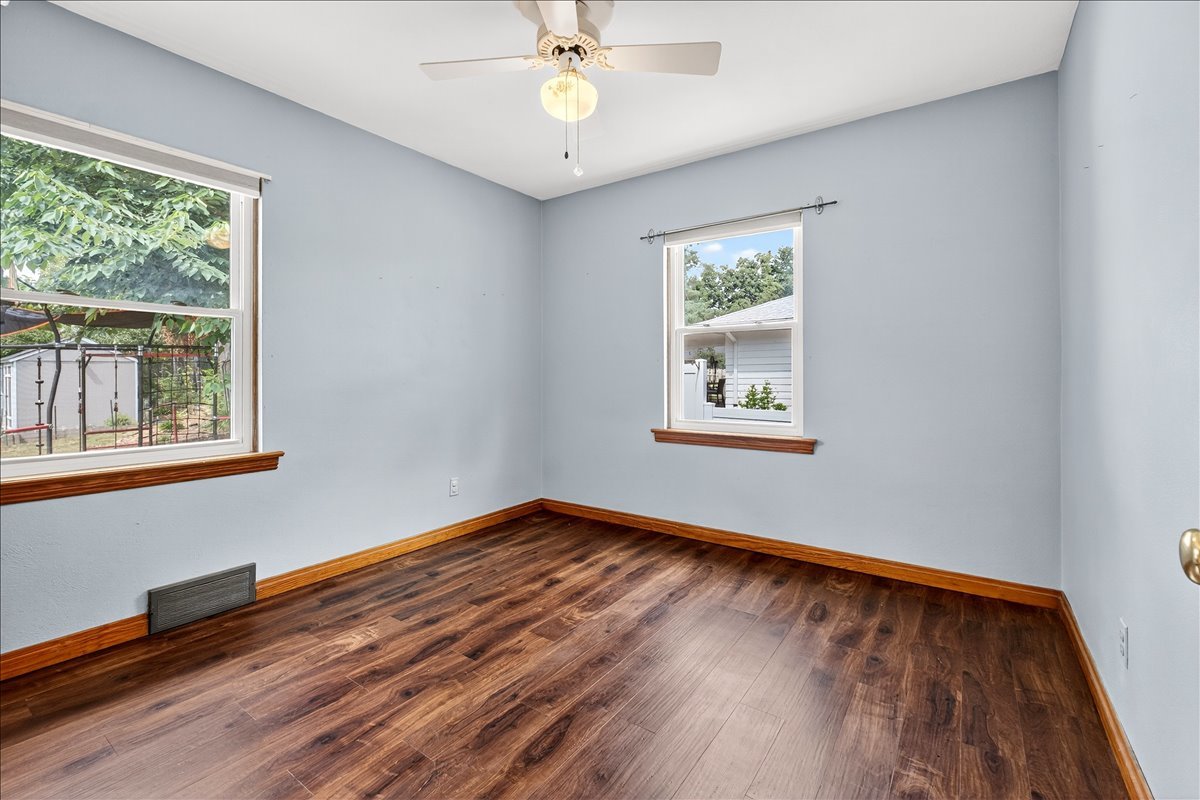 945 Liggett Ave property image