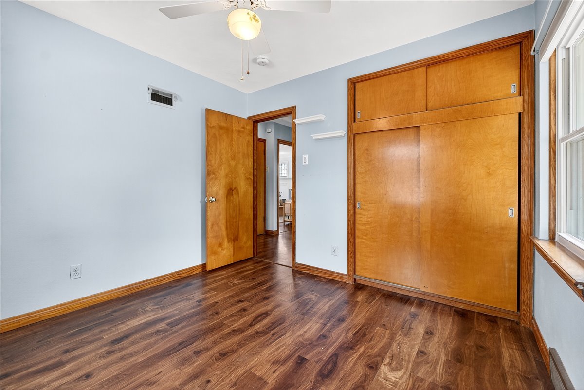 945 Liggett Ave property image