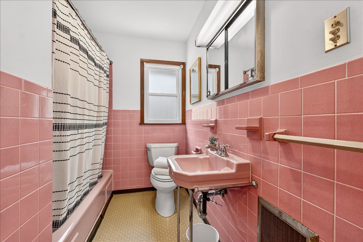 945 Liggett Ave property image