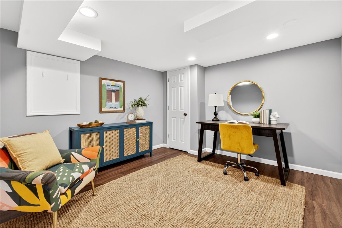 945 Liggett Ave property image
