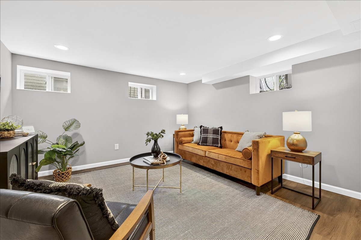 945 Liggett Ave property image