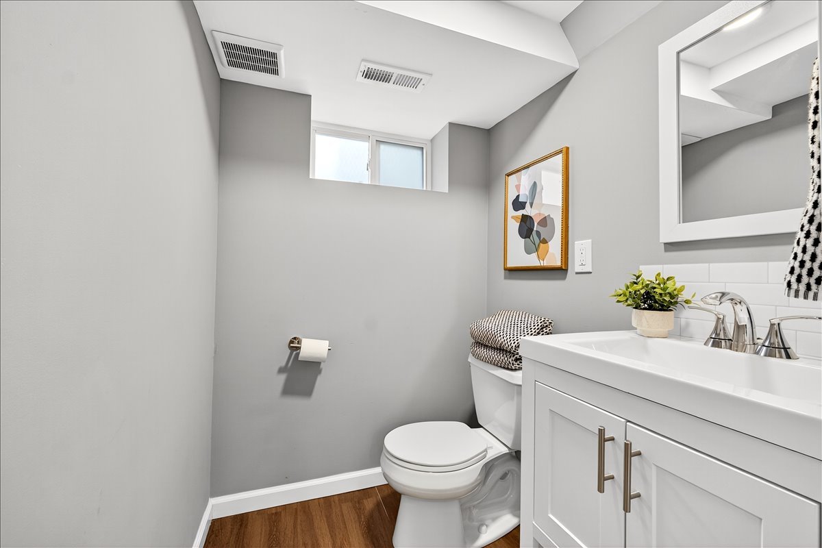 945 Liggett Ave property image