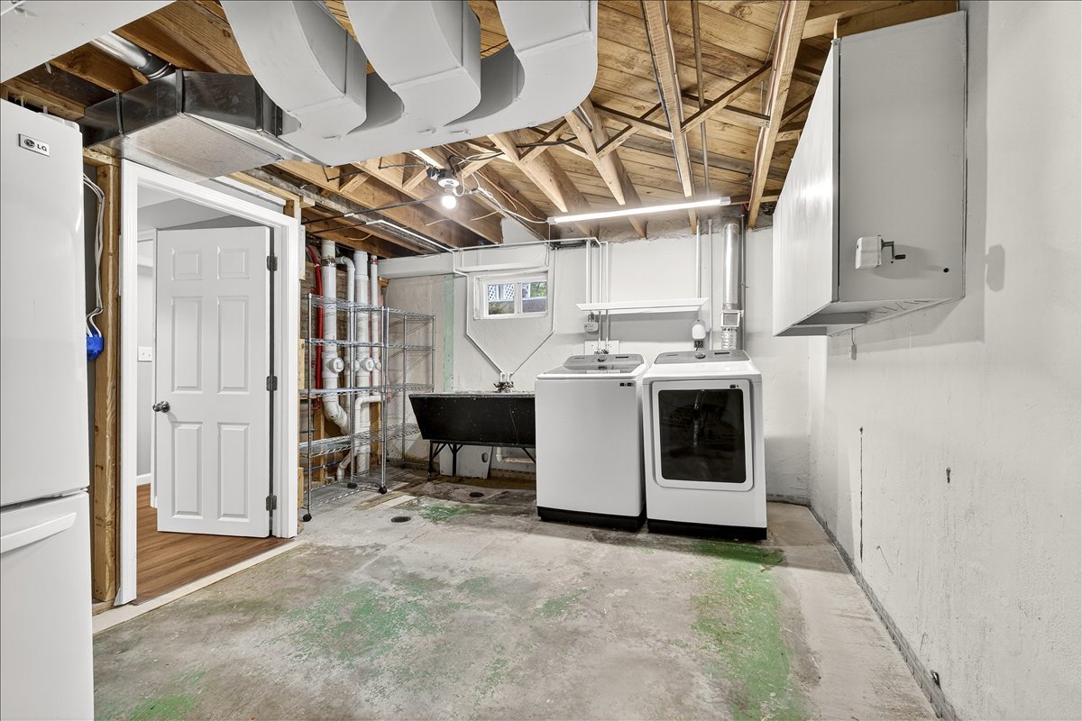 945 Liggett Ave property image