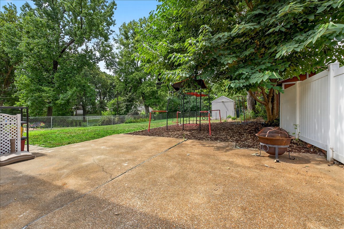 945 Liggett Ave property image