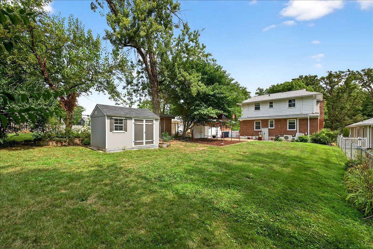 945 Liggett Ave property image