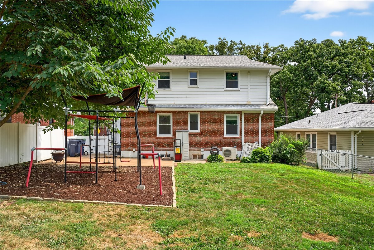 945 Liggett Ave property image